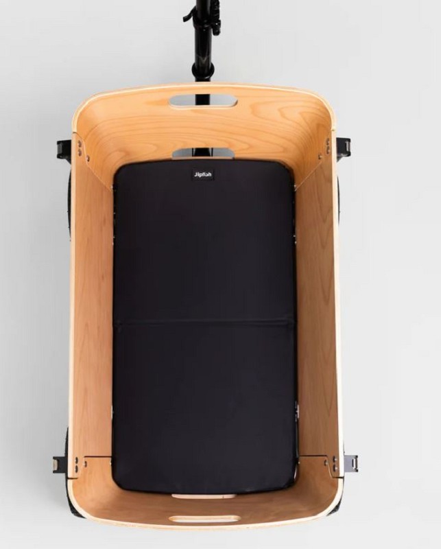 Upgrade je Jipfish Wagon met ons premium vloerkussen. De TPU-buitenhoes en waterdichte, uitneembare binnenkussens zorgen voor een lange levensduur en maken schoonmaken eenvoudig. Met 20 mm vulling biedt het kussen extra comfort bij iedere rit.